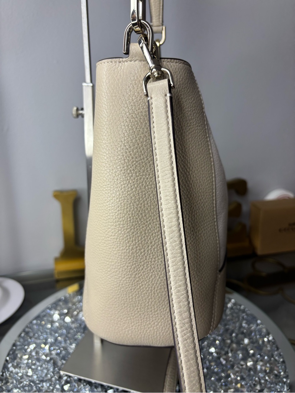 kate spade Lena Two-Tone Pebbled Leather Bucket Bag in Beige and White NWOT - Picture 7 of 16